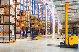 Large,Modern,Warehouse,With,Forklifts