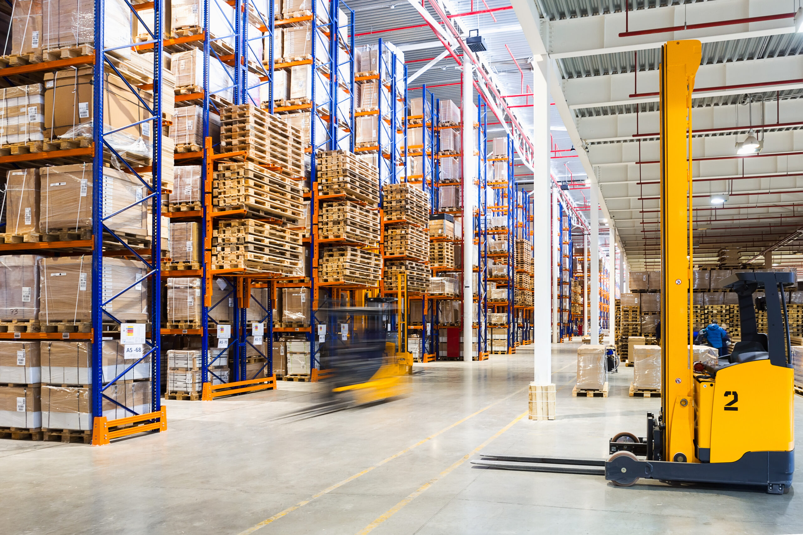 Large,Modern,Warehouse,With,Forklifts